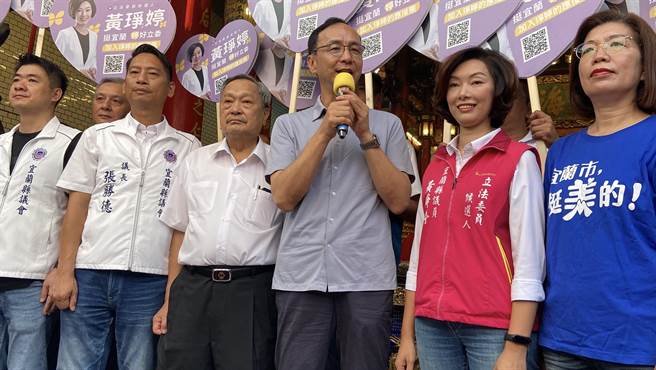 國民黨主席朱立倫（左4）今至宜蘭輔選時，要大家團結努力，別讓民進黨放鞭炮、躺著選。（吳佩蓉攝）