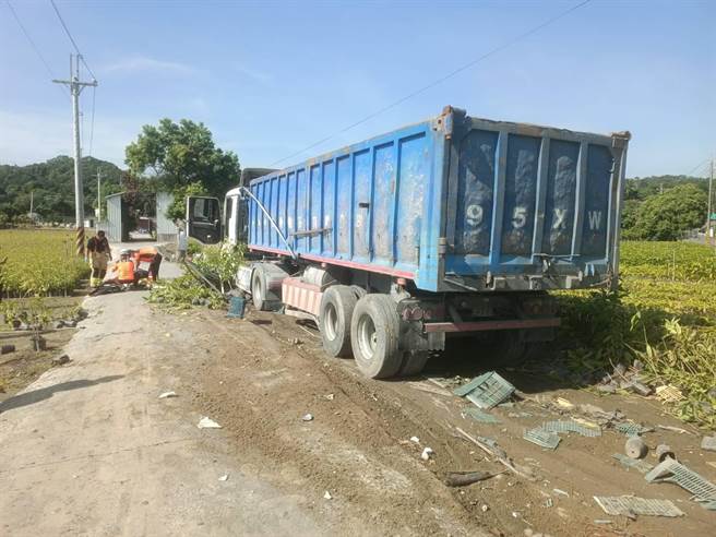 台3线台南市南化区北寮桥附近，今天上午发生一起砂石车衝进果园的车。（读者提供／张毓翎台南传真）