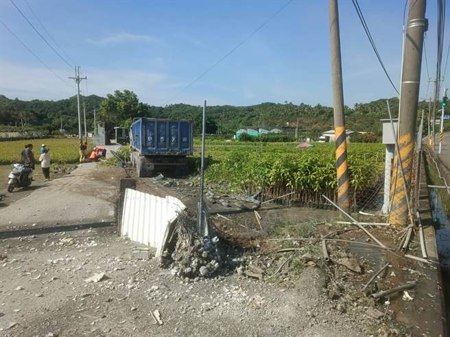 车辆衝进路旁的果园才煞停。（读者提供／张毓翎台南传真）