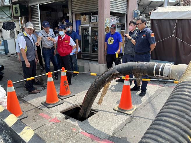 年度大潮造成高雄市旗津区部分地区积水，副市长林钦荣（前左二）到场视察防颱整备工作，指示水利局做好明（30）日可能的大潮以抽水机待命。（高雄市水利局提供／林瑞益高雄传真）