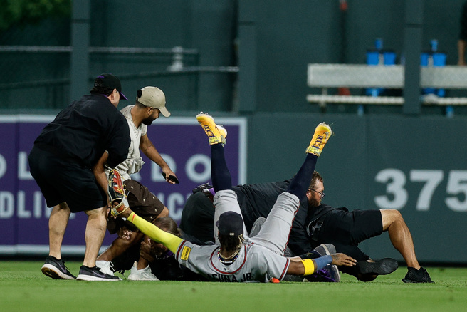 小阿库尼亚遭警卫绊倒在地，样子十分狼狈。（路透）