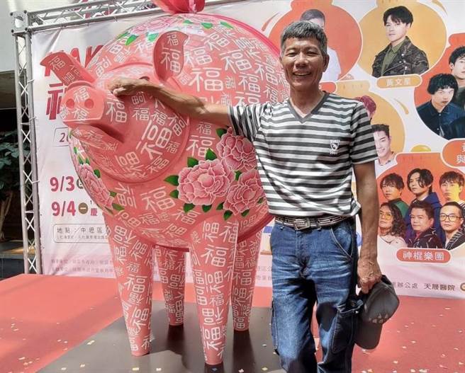 铁雕艺术家赖铭传运用环保二手白铁，打造创意可爱神猪。（吕筱蝉摄）