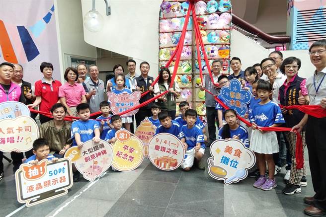 桃园市中坜区中元庆典艺术节将在9月3、4日登场，学童彩绘灯笼挂在小型Q版水灯排。（吕筱蝉摄）