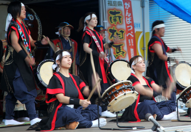 今年日本福岛县相马地区的传统夏季祭典「相马野马追」期间，高温造成多人及马匹不适，主办单位预计将明年的祭典提早到5月底举行。（资料照/新华社）