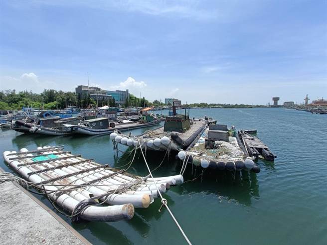 超级蓝月又逢颱风，云林县箔子寮渔港天文潮位预估达225公分，渔民严防海水倒灌。（张朝欣摄）