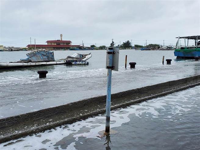 云林县箔子寮渔港本月4日出现严重海水倒灌情况，31日「超级蓝月」将再现，渔民严阵以待。（本报资料照片）