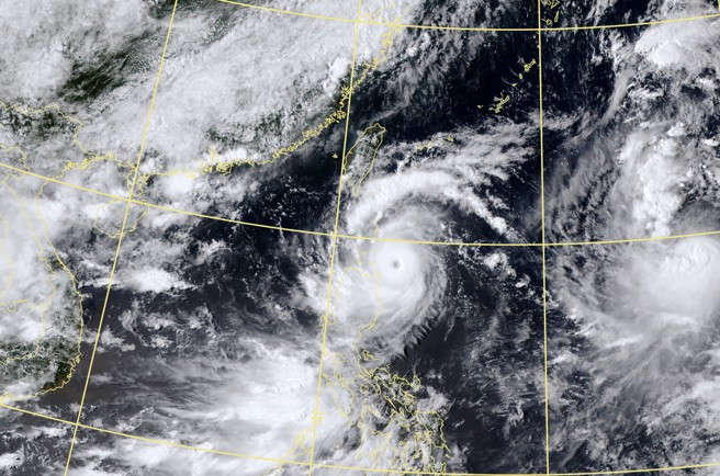 蘇拉將由巴士海峽通過，暴風圈明天中午前後觸陸，明後天影響最明顯，高雄、屏東及花東山區為降雨熱區。（中央氣象局提供）
