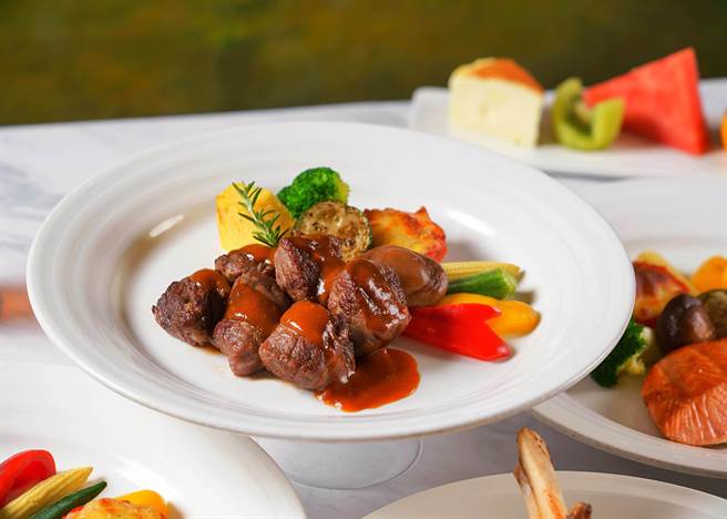 「骰子牛佐紅酒醬」套餐原價968元，兩人同行點餐，限定價含服務費，每人792元。（神旺商務酒店提供）