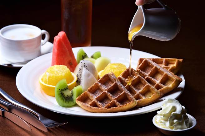 不限平假日午間2人以上同行，於「銀柏廳」點指定套餐再加碼送特製鬆餅水果拼盤。（神旺商務酒店提供）