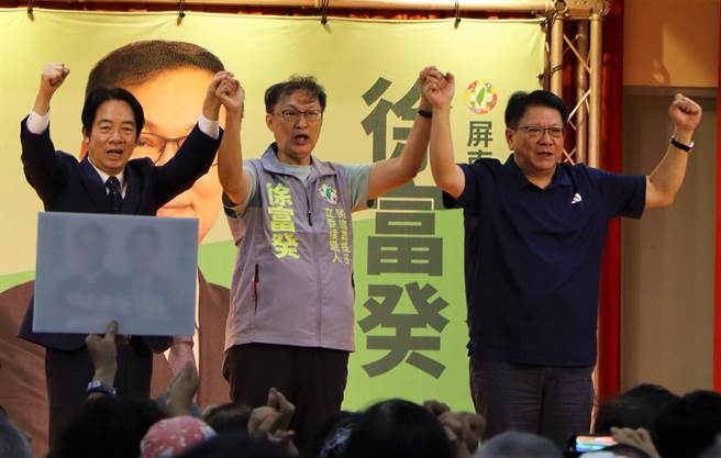民进党总统参选人赖清德29日在前屏东县长潘孟安的陪同下，南下屏东出席同党立委参选人徐富癸的恒春半岛联合竞选团结誓师大会。（谢佳潾摄）
