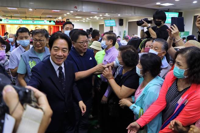 民进党总统参选人赖清德29日在前屏东县长潘孟安的陪同下，南下屏东出席同党立委参选人徐富癸的恒春半岛联合竞选团结誓师大会。（谢佳潾摄）