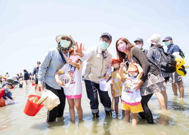 2022觀光赤嘴園挖文蛤體驗，黃偉哲與參加民眾合影（圖片來源：台南市觀光旅遊局提供）