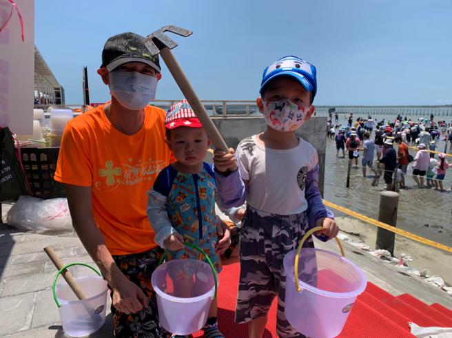 觀光赤嘴園挖文蛤體驗是適合全家的親子活動（圖片來源：台南市觀光旅遊局提供）