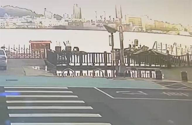 高市旗津区29日一早路面又出现满潮积水，水线从海边逐渐漫延至马路上，当地居民见状立刻拿出水闸门戒备，所幸积水深仅5公分、不到1小时就退去。（民眾提供／袁庭尧高雄传真）