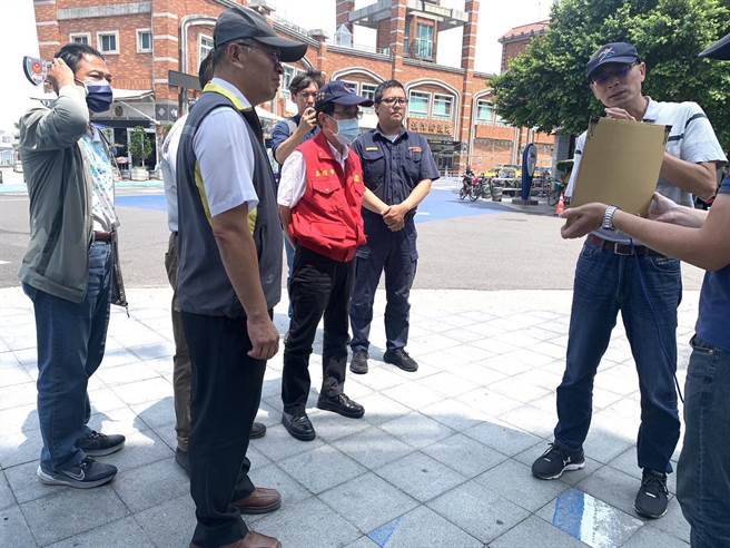 市府警告，30、31日一早还有大潮现象，旗津区民眾仍需防备。（高市府提供／袁庭尧高雄传真）