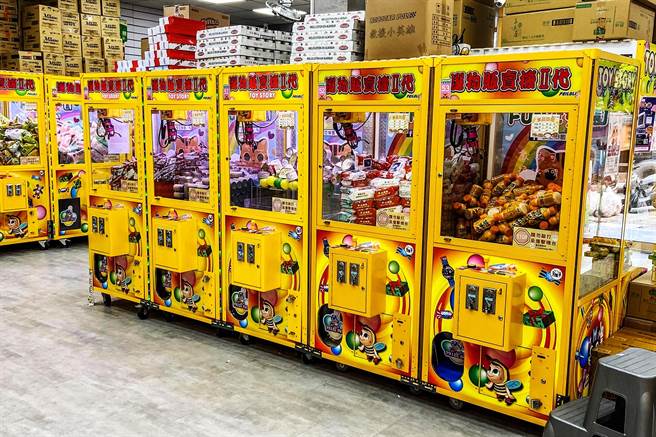 新竹县政府产发处对选物贩卖机店将研议制定自治条条，现阶段会加强稽查、取缔特别是学校附近的娃娃机。（新竹县政府提供／罗浚滨新竹传真）