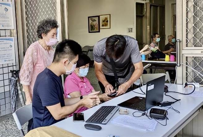 南投县政府运用数位发展部的MyData平台开发「网路e柜台」31日上线，民眾透过网路可申办多项业务。（南投县政府提供／杨静茹南投传真）