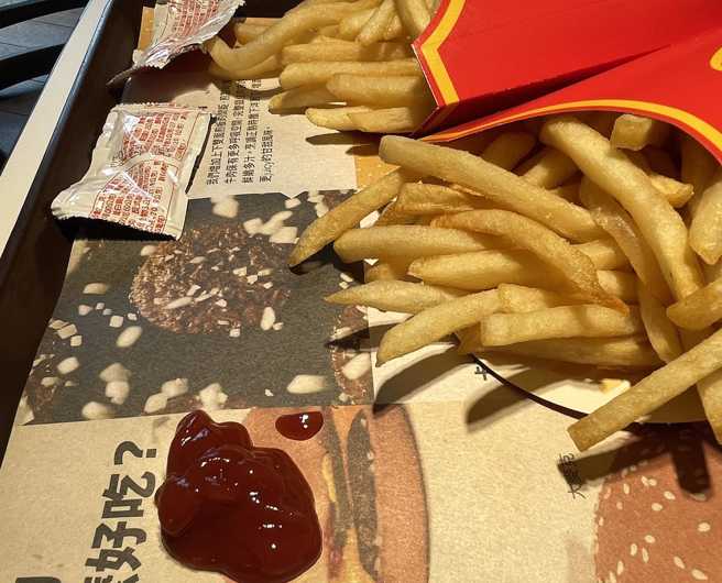 原PO把番茄酱挤在托盘上，惹女友不高兴，最后被分手。(翻摄自爆废公社二馆)