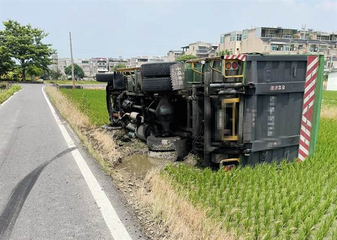 1辆大货车疑路况不熟，今早11点多开进嘉义县水上乡一处狭窄产业道路，结果翻进田里。（取自「嘉义绿豆大小事」脸书社团∕吕妍庭嘉义传真）