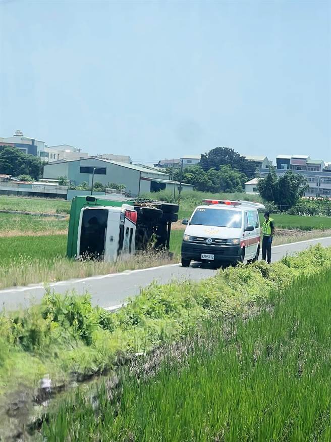 1辆大货车疑路况不熟，今早11点多开进嘉义县水上乡一处狭窄产业道路，结果翻进田里。（取自「嘉义绿豆大小事」脸书社团∕吕妍庭嘉义传真）