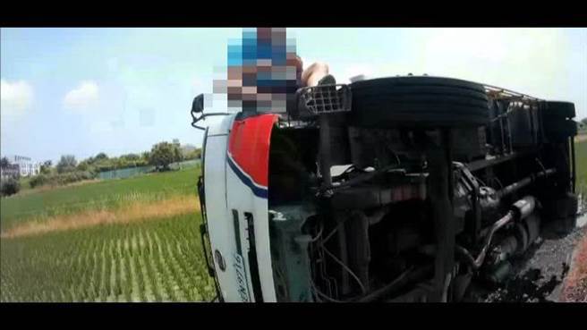 救护车到场时，货车驾驶已自行脱困坐在车子上。（嘉义县消防局提供∕吕妍庭嘉义传真）