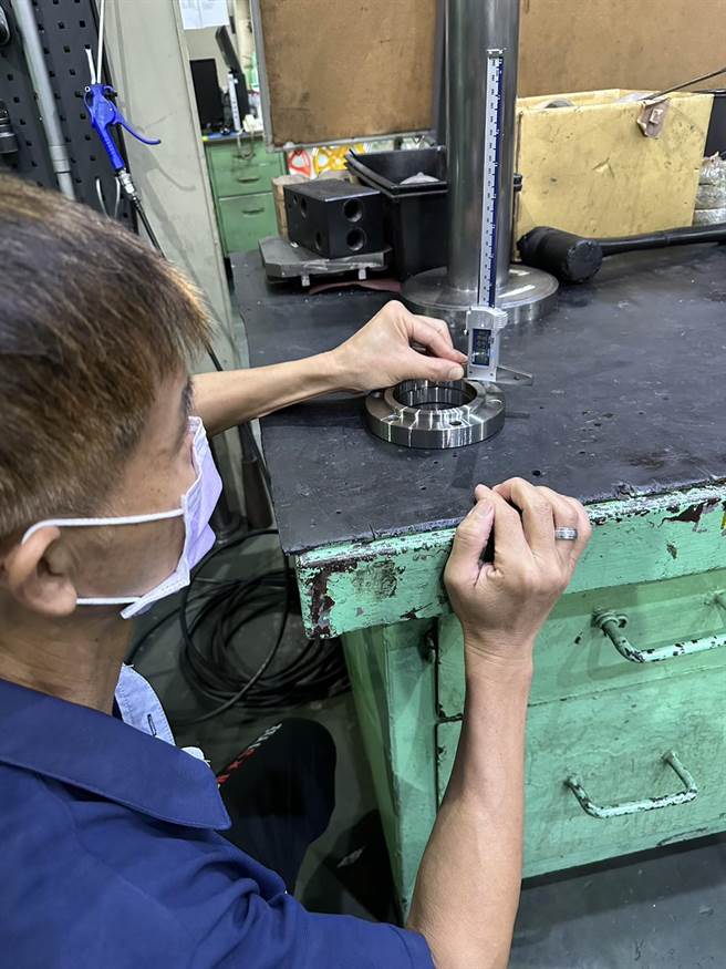 职务再设计服务计画新增「数位电子深度卡尺」减轻员工眼力负担。（劳动部云嘉南分署提供／廖素慧嘉市传真）