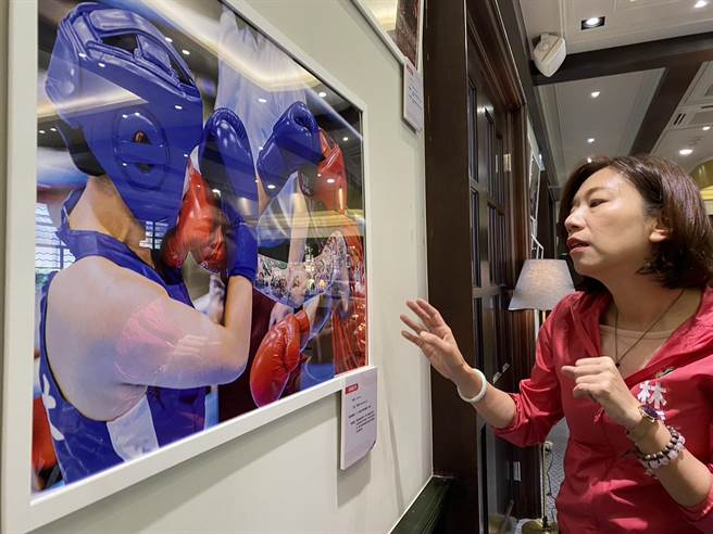 「Women in Sports女性在體壇」國際攝影大賽攝影展即日起在立法院霧峰民主議政園區的議蘆會館咖啡廳展出。（馮惠宜攝）