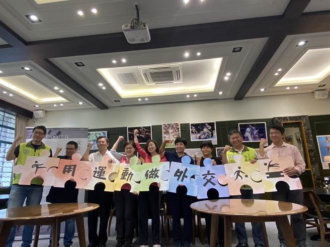 「Women in Sports女性在體壇」國際攝影大賽攝影展即日起在立法院霧峰民主議政園區的議蘆會館咖啡廳展出。（馮惠宜攝）