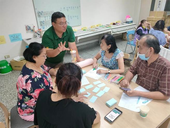 國立東華大學博士生陳明光研發族語桌遊，讓學生在玩樂中學習布農語。（陳明光提供／蔡旻妤台東傳真）