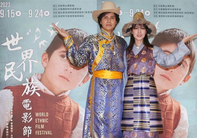 大慶（左）、小薰穿上蒙藏族服，感受當地人的文化風情。（范揚光攝）