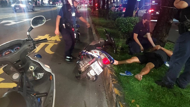 陳男遭警方攔查，見狀突然掉頭逆向行駛，逃逸過程中自撞分隔島就逮，原因竟是「無照怕被開單！」（圖／警方提供）