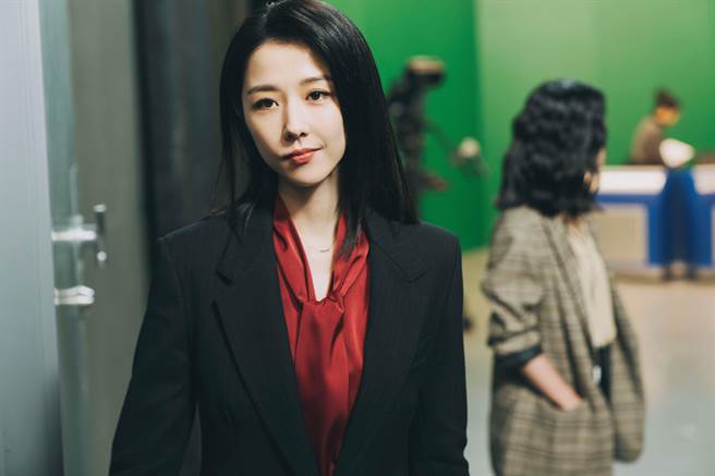 邵雨薇在《恶女》中饰演女主播。（CATCHPLAY提供）