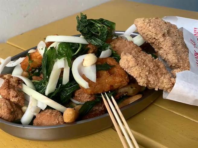 「垃圾食物」套餐满满的炸物，虽不健康但十分吸引人。（孙英哲摄）