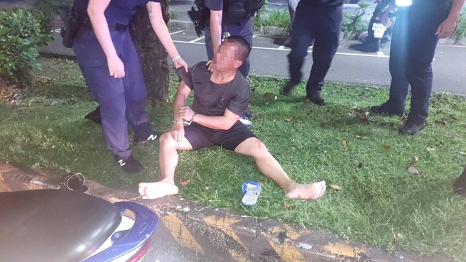 陳男遭警方攔查，見狀突然掉頭逆向行駛，逃逸過程中自撞分隔島就逮，原因竟是「無照怕被開單！」（圖／警方提供）