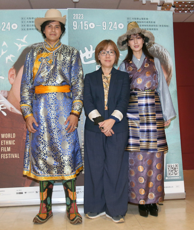 2023世界民族電影節記者會29日登場，文化部次長王時思（中）與身穿蒙古貴族服飾的宣傳大使游大慶（左）及小薰（右）合影留念。（范揚光攝）