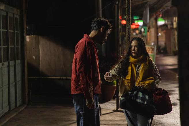 阮经天（左）与莎吉阿皮旺在《查无此心》对戏多，两人默契佳沟通无障碍。（华映提供）