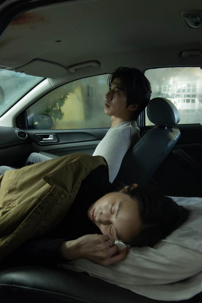 傅孟柏（右）特别演出张钧宁的老公。（华映提供）