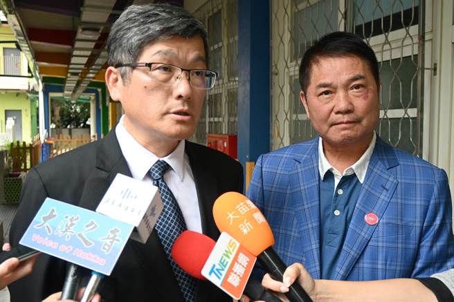 客委會主委楊長鎮（左）、縣長鍾東錦認同從小扎根學客語。（李京昇攝）