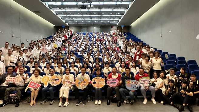 新北市长侯友宜今（29）日上午参加曼都集团在市府举办的年度全国主管大会，特别提及民怨之首的诈骗犯罪行为及近期社会舆论反性骚扰「me too」风潮，并利用这个机会向与会数百位美髮从业人员宣导预防诈骗的重要性及强调对于性骚扰绝不姑息的态度。（图／警方提供）