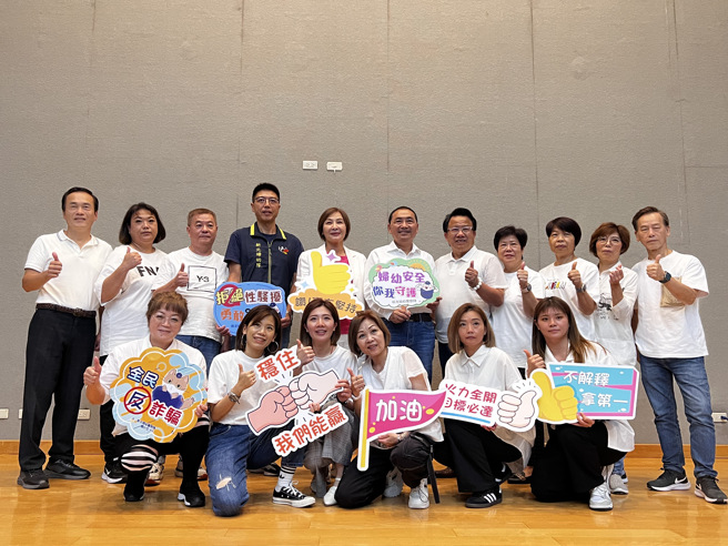 新北市长侯友宜今（29）日上午参加曼都集团在市府举办的年度全国主管大会，特别提及民怨之首的诈骗犯罪行为及近期社会舆论反性骚扰「me too」风潮，并利用这个机会向与会数百位美髮从业人员宣导预防诈骗的重要性及强调对于性骚扰绝不姑息的态度。（图／警方提供）