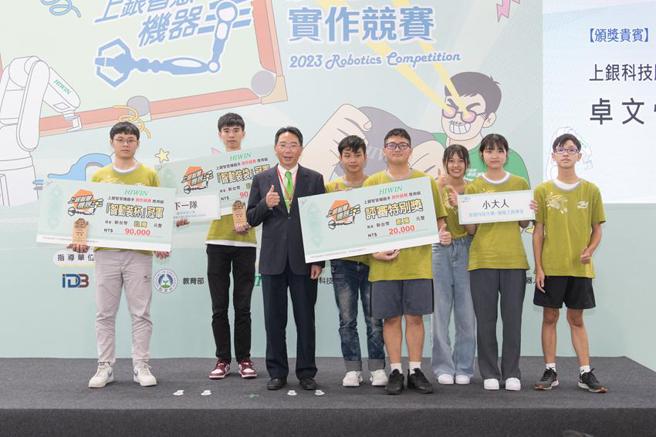 上銀科技舉辦智慧機器手實作競賽，今年由上銀科技董事長卓文恒(左三)擔任頒獎人，頒獎給得獎師生。（圖／沈美幸）