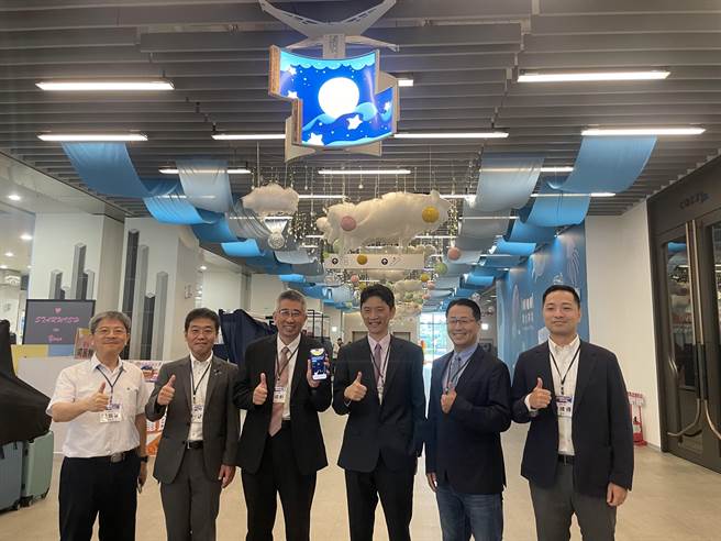 超轻薄、可形变及互动特色的「许愿星」导入置地广场桃园。(吕筱蝉摄)