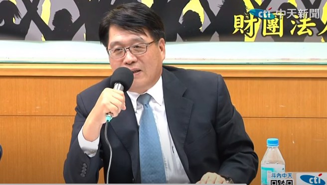 台湾民意基金会董事长游盈隆指出，未来一个月将是蓝白合作的最后阶段。(翻摄自中天新闻YouTube)