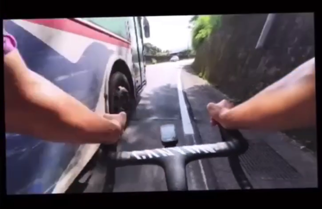 淡水客运司机逼近单车骑士，「你爸老妈死了」。（翻摄当事人脸书）