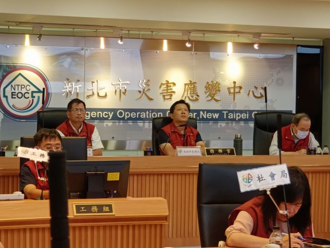 新北市副市长朱惕之于今（29）日16时召开苏拉颱风新北市灾害应变中心整备会议。（图／新北消防局提供）