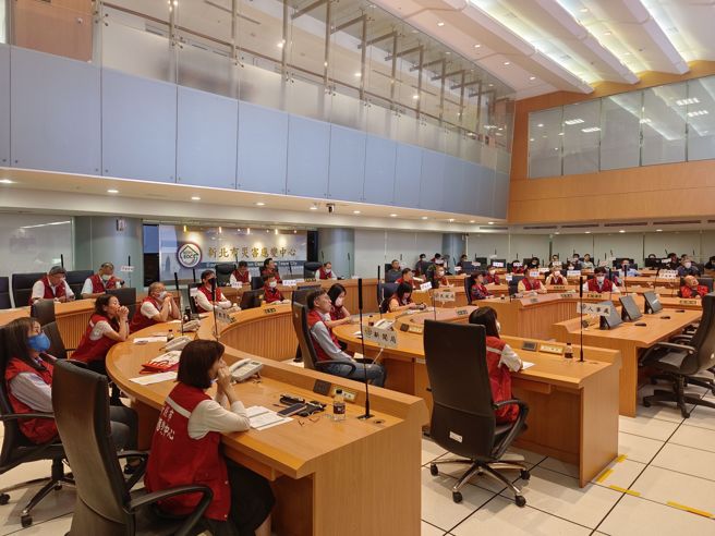 新北市副市长朱惕之于今（29）日16时召开苏拉颱风新北市灾害应变中心整备会议。（图／新北消防局提供）