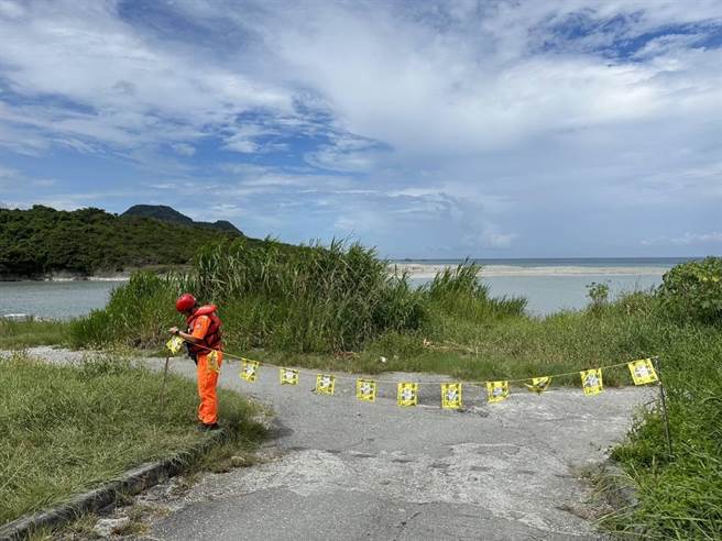 花莲县政府今下午公告画定丰滨乡海岸、海港及港埠等区域范围为禁（限）制区域，海巡人员已在现场拉设封锁线执行管制工作。（海巡署东部分署第一二岸巡队提供／罗亦晽花莲传真）