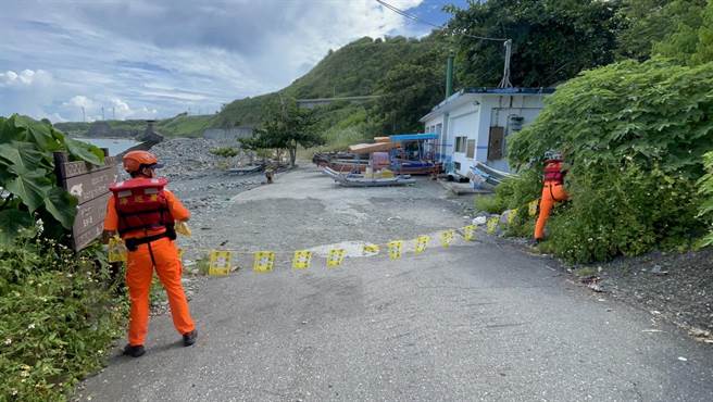 花莲县政府今下午公告画定丰滨乡海岸、海港及港埠等区域范围为禁（限）制区域，海巡人员已在现场拉设封锁线执行管制工作。（海巡署东部分署第一二岸巡队提供／罗亦晽花莲传真）