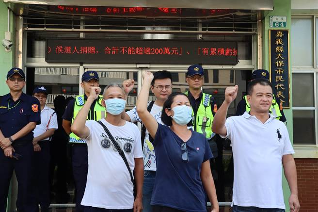 太保市公所提追加预算案遭代表会多数决冻结，今代表会开临时会，有民眾到场表达诉求。（吕妍庭摄）