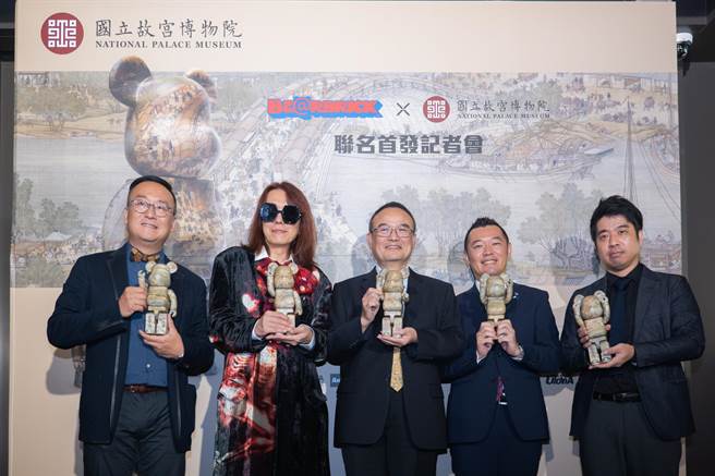 聯名熊首發記者會上，故宮院長蕭宗煌（中）、MEDICOM TOY社長赤司竜彥（左2）共同樂見合作。（國立故宮博物院提供／李怡芸台北傳真）